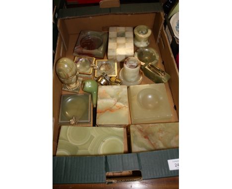 A TRAY OF VINTAGE ONYX ITEMS TO INCLUDE TRINKET BOXES ETC. 