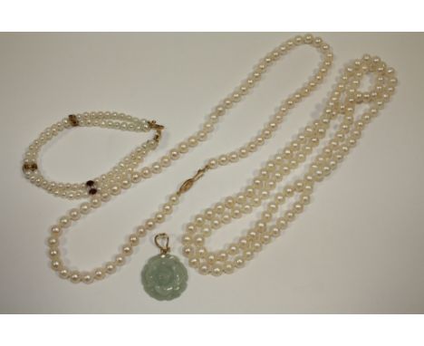 A LADIES TWIN ROW PEARL AND GARNET BRACELET WITH GOLD CLASP TOGETHER WITH A GOLD CLASP SINGLE STRAND PEAR NECKLACE PLUS ANOTH