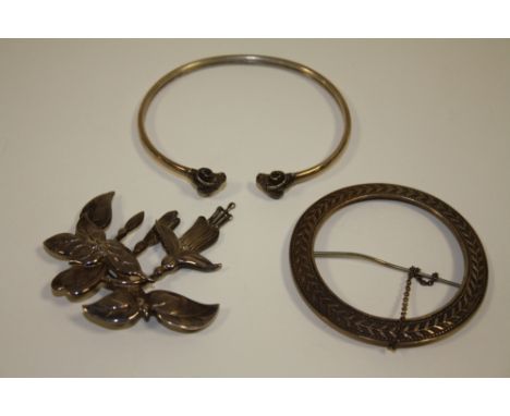 A HALLMARK SILVER FUCHSIA SHAPED BROOCH TOGETHER WITH ANOTHER AND A RAMS HEAD BANGLE 