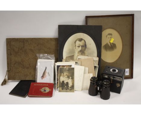 A TRAY OF COLLECTABLES TO INCLUDE VINTAGE PHOTOGRAPHS AND POST CARDS, BINOCULARS ETC