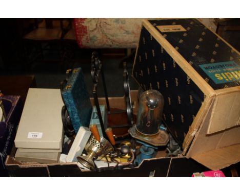 A TRAY OF VINTAGE METALWARE TO INCLUDE CASED FLATWARE, SCALES ETC. TOGETHER WITH A BOXED ALDIS PROJECTOR 