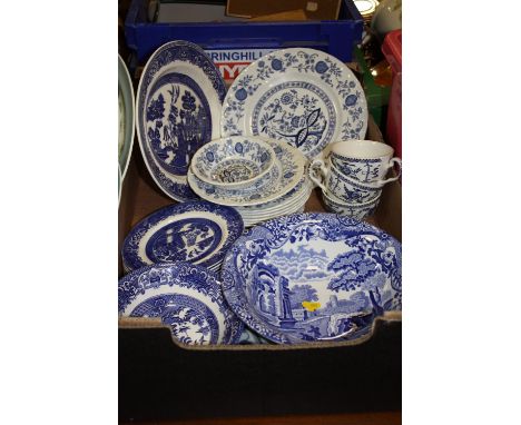 A TRAY OF BLUE AND WHITE CHINA TO INCLUDE A SPODE ITALIAN DESIGN BOWL