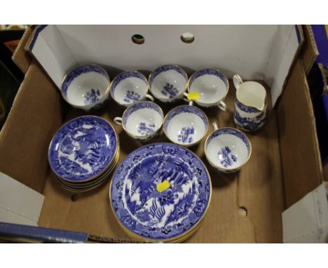 A TRAY OF ROYAL WORCESTER BLUE AND WHITE CHINA