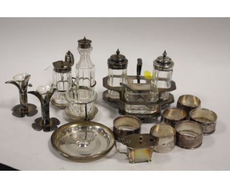 A COLLECTION OF HALLMARKED SILVER AND SILVER PLATED WARE TO INCLUDE CRUET SETS NAPKIN RING PIN DISH ETC 