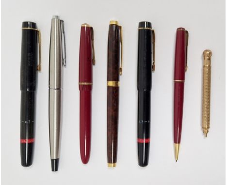 Collection of vintage fountain pens, including a Parker example with 18K nib and a Hicks Patent gold-plated pencil&nbsp;