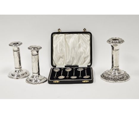 Pair of Edwardian silver candlesticks&nbsp;with ribbon and foliate decoration, Birmingham 1909, makers mark rubbed, 11.5cm hi