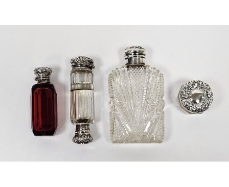 Victorian silver-mounted double-ended glass scent flask&nbsp;with clear glass body and the silver mounts with floral decorati