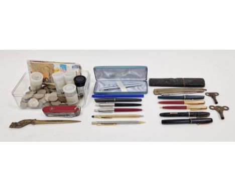 Collection of loose coinage, predominately European and British, a collection of vintage fountain and ballpoint pens, includi