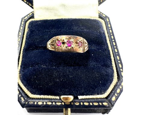 9ct gold antique ruby &amp; synthetic ruby three stone ring (1.4g) 