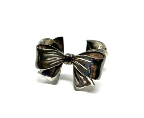 A chunky silver bow design bangle (128g) 