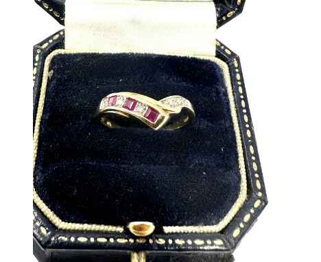 9ct gold diamond &amp; ruby chevron ring (2.1g) 