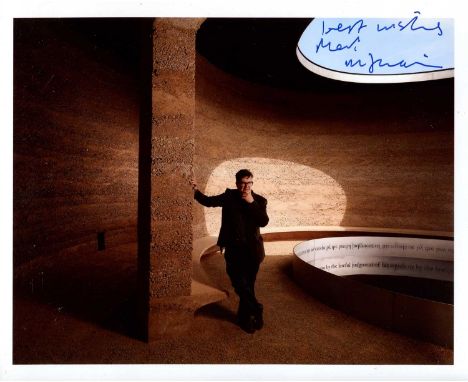 WALLINGER MARK: (1959- ) English artist, Turner Prize winner in 2007. Signed colour 10 x 8 photograph of Wallinger standing i