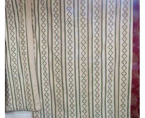 A pair of cream ground curtains, green Gothic influence pattern, 210cm drop x 160cm width and 190cm drop x 130cm width, disco