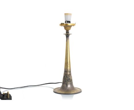 ART NOUVEAU TABLE LAMP, EARLY 20TH CENTURY in brass with partially retained electro plating, the foliate cast sconce over a t