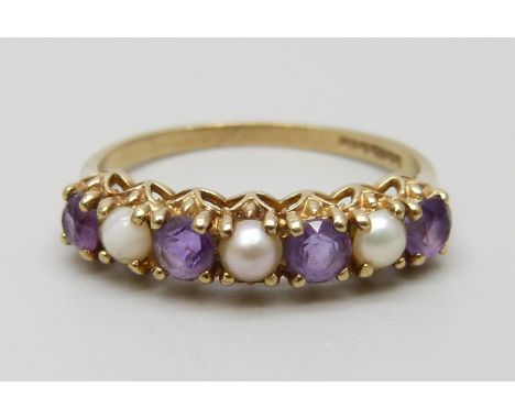 A 9ct gold, amethyst and pearl ring, 1.6g, M