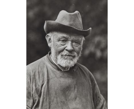 August Sander, Der WeiseSpäterer Gelatinesilberabzug von Gunther Sander. 25,6 x 19 cm (30,4 x 23,8 cm). Rückseitig mit Photog