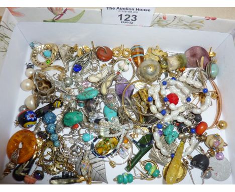 Assorted vintage jewellery, inc. coral ring