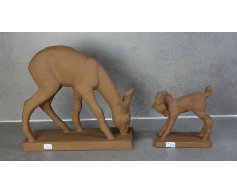 PAAR KERAMIKFIGUREN: "ÄSENDES REH", Karlsruher Majolika, Modell-Nr. 5782, Entwurf BACH, ELSE (1899-1951), um 1937. Vollplasti