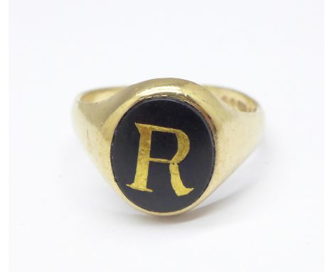 A 9ct gold and onyx initial R ring, 3.4g, S 