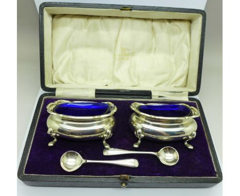 A pair of silver salts and spoons in a fitted case, Walker &amp; Hall, 110g 