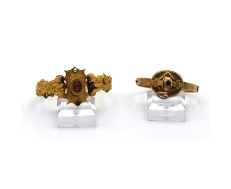 Entrambi in oro 12kt inciso e sbalzato. Uno dei due con granato centrale. Metà del secolo XIX. Peso complessivo 22,7 gr.Both 