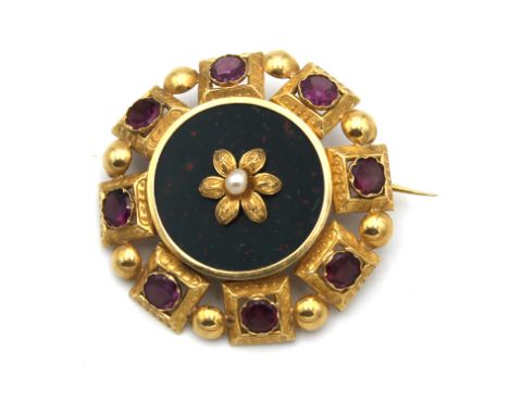 Pietre di ametiste incastonate su montatura in oro 14kt. Inizi secolo XX. Peso 10gr.Amethyst stones set in 14kt gold setting.