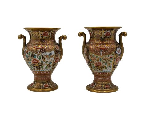 Porcellana decorata a motivi vegetali policromi ornati in oro. Francia. Inizi secolo XX. Cm h 19Porcelain decorated with poly