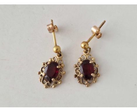 A pair of vintage garnet drop earrings 9ct 1,7 gms