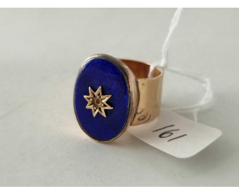 A GOLD AND ENAMEL WIDE BAND SIGNET RING 9CT SIZE Q 10.8 GMS