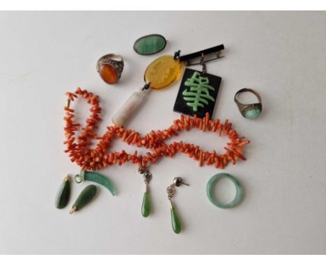 A bag of assorted jade and coral jewellery