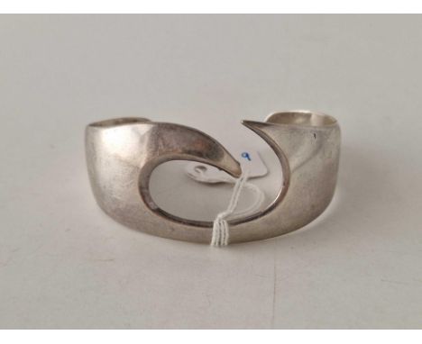 A heavy silver gauge modern cuff bangle, 45 g