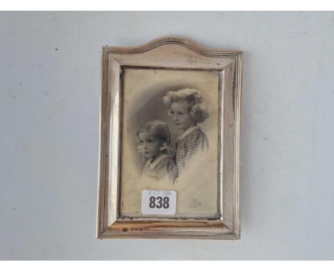 A photo frame with reeded border and arched top, 7.5" high, Birmingham 1915 by M&amp;W