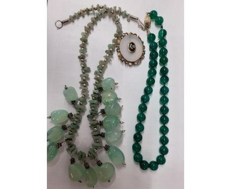 A small quantity of costume jewellery to include a jade coloured bead necklace with gold tone clasp and a late 19th/early 20t