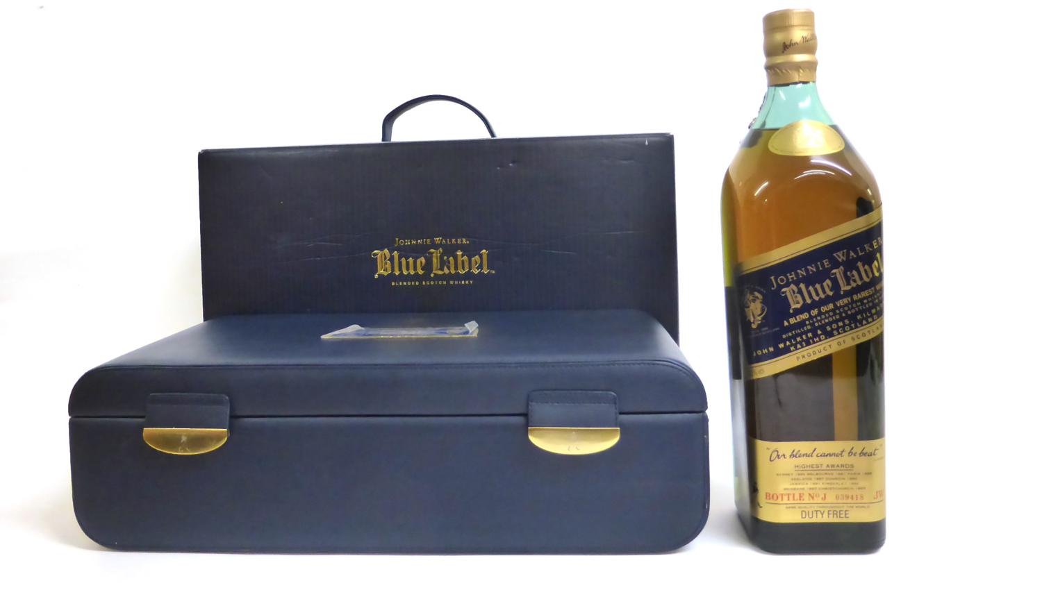 Blue label 1. Johnny Walker Blue Label 1. Виски Johnnie Walker Blue Label. Johnnie Walker Blue Label Travel Case. Блю лейбл в подарочной упаковке.