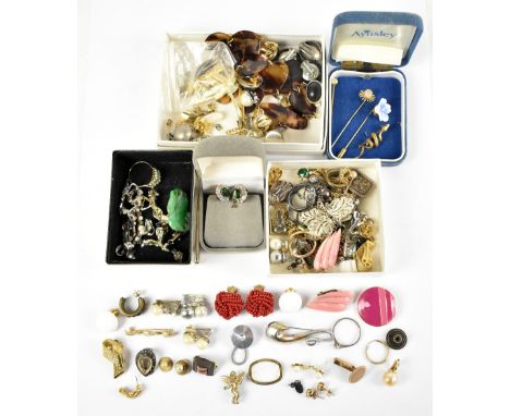 A small of assortment of costume jewellery including earrings, a jade style brooch, a yellow metal dress ring set with green 