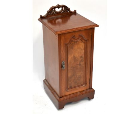 An Edwardian walnut pot cupboard.Additional InformationHeight 86cm Width 40cm Depth 38cmGeneral light scuffs and scratches th