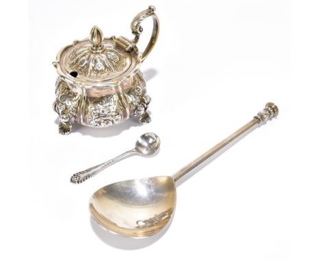 A William IV hallmarked silver mustard, with associated liner and spoon, London 1834, with a George V 17th century-style hall