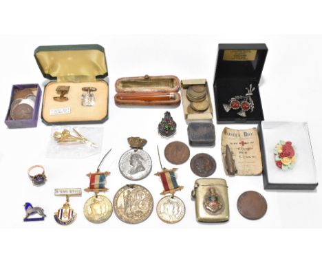 A miscellany of collectors' items including coins, Coronation medallions, a yellow metal dress ring, a 9ct gold mounted chero