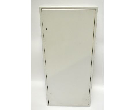 A metal five-gun cabinet suitable for guns up to a maximum length of 130cm, with wooden felt lined divide and removable shelf