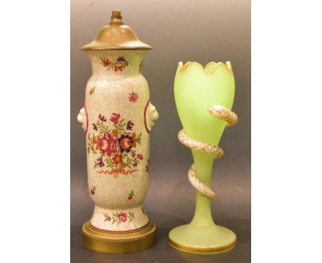 A green frosted glass vase; a Samsom lamp (2)