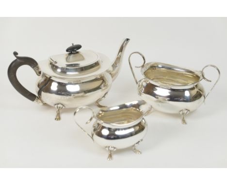 George V silver three piece tea service, Birmingham 1914, comprising teapot with ebony finial and handle, large sugar basin a