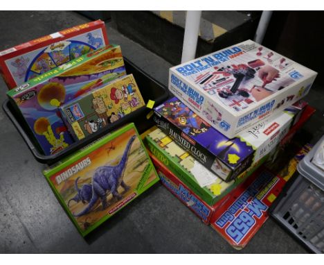 Quantity of vintage board games, Cluedo, Waddingtons Haunted clock, Super Ted jigsaw, Bolt 'N Build construction set etc 