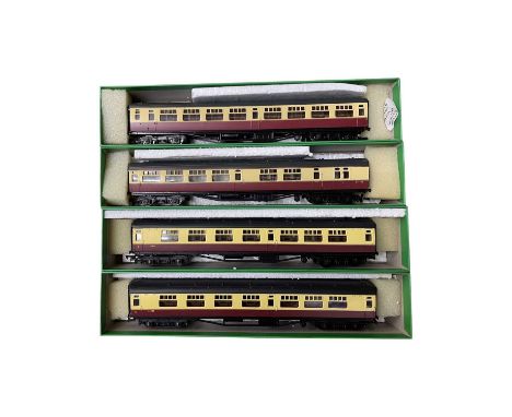 A collection of Bachmann 00 gauge railway carriages, to include: - 34-503 Bulleid 63ft BSK S39575 Red/Cream - 34-552 Bulleid 