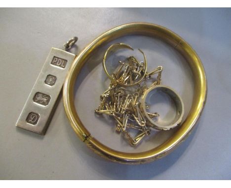 Mixed jewellery to include a yellow metal ring with inset diamond 