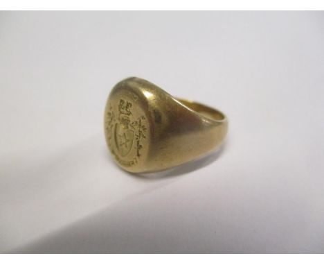 A 9ct gold signet ring 