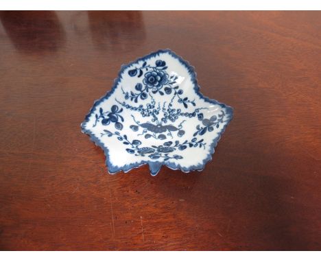 Mixed 18th/19th Century porcelain saucers, tea cup and pickle dish including Caughley and Worcester 