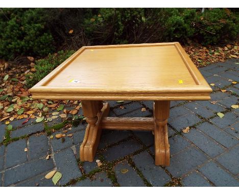 A good light wood square-topped table by ONA, 43 cm x 60 cm x 60 cm