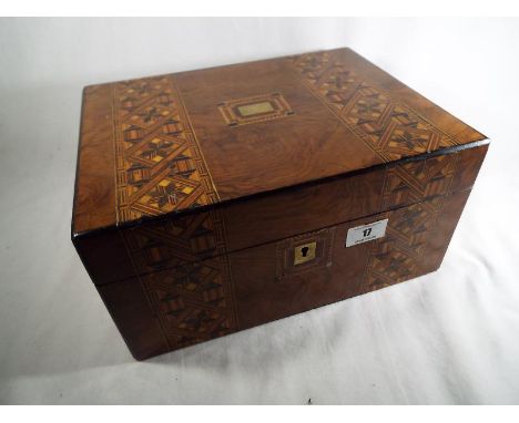 A walnut jewellery chest with inlaid decoration, with lock and key,m 15 cm x 29.5 cm x 22.5 cm