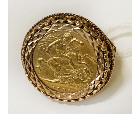 HALF SOVEREIGN 9CT GOLD RING (1901) - APPROX 8.6 GRAMS - SIZE T