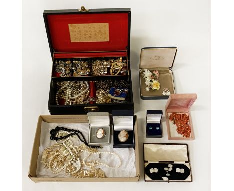 NICE COSTUME JEWELLERY TO INCL. A CORAL NECKLACE, JET &amp; PEARL NECKLACES &amp; VINTAGE CUFFLINK SET